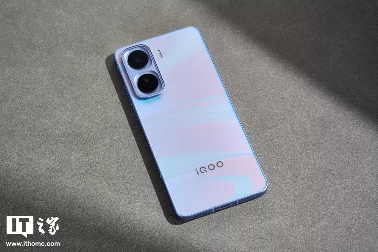 【IT之家开箱】iQOO Neo11“面对疾风”手机图赏：年轻玩家的电竞选优