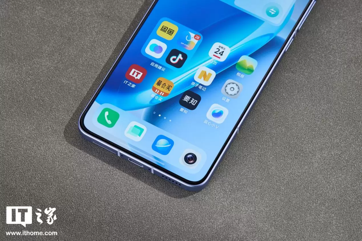 【IT之家开箱】iQOO Neo11“面对疾风”手机图赏：年轻玩家的电竞选优