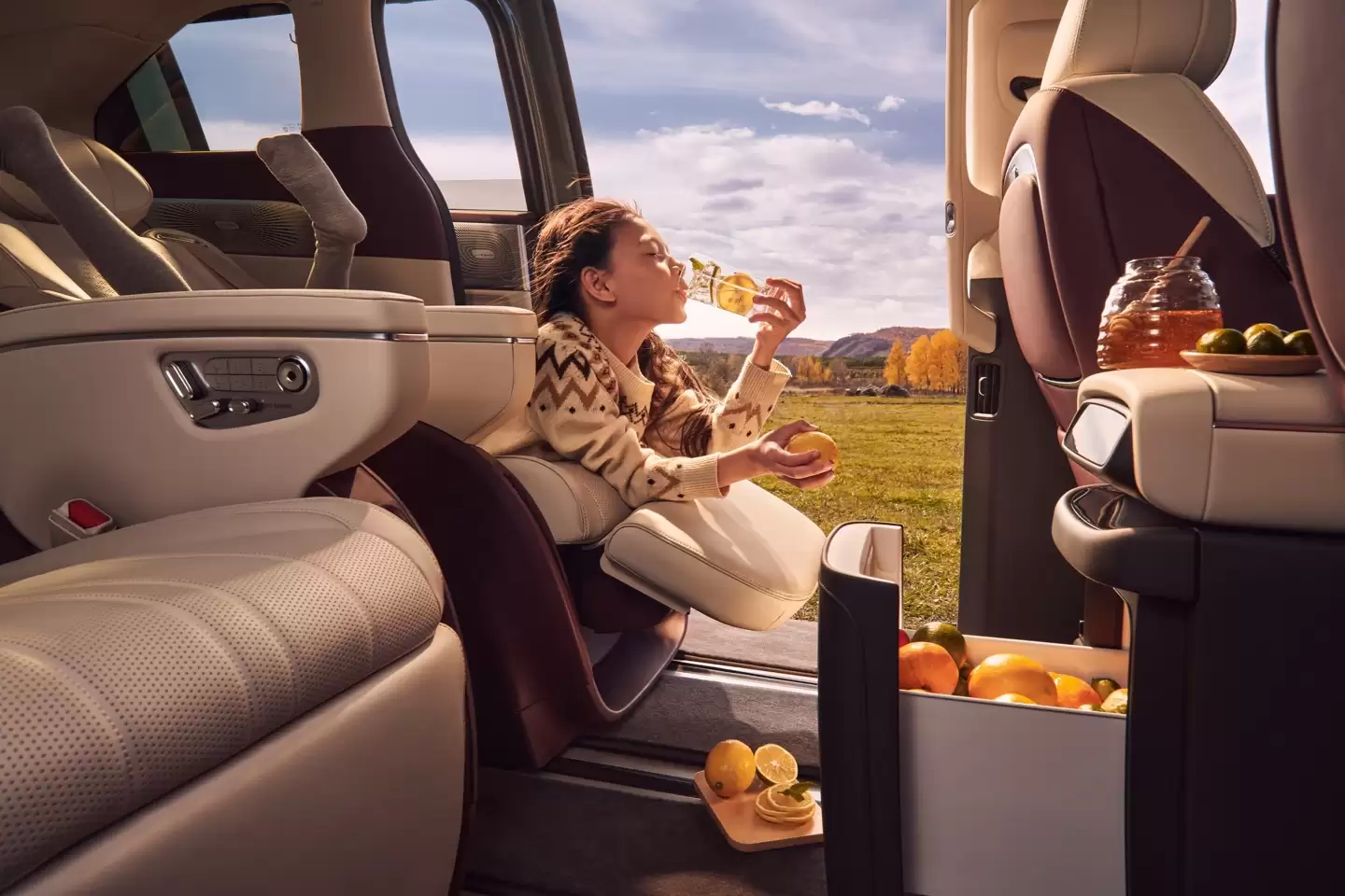 小鹏 X9 增程版内饰公开：穹顶星轨氛围灯、进口阿尤斯真木，号称