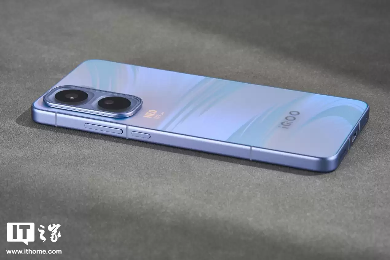 【IT之家开箱】iQOO Neo11“面对疾风”手机图赏：年轻玩家的电竞选优