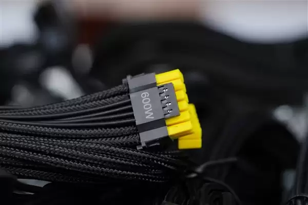 轻松驾驭RTX 5090!微星MEG Ai1600T PCIE5超神电源图赏