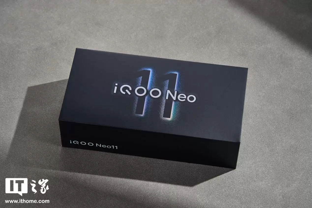【IT之家开箱】iQOO Neo11“面对疾风”手机图赏：年轻玩家的电竞选优