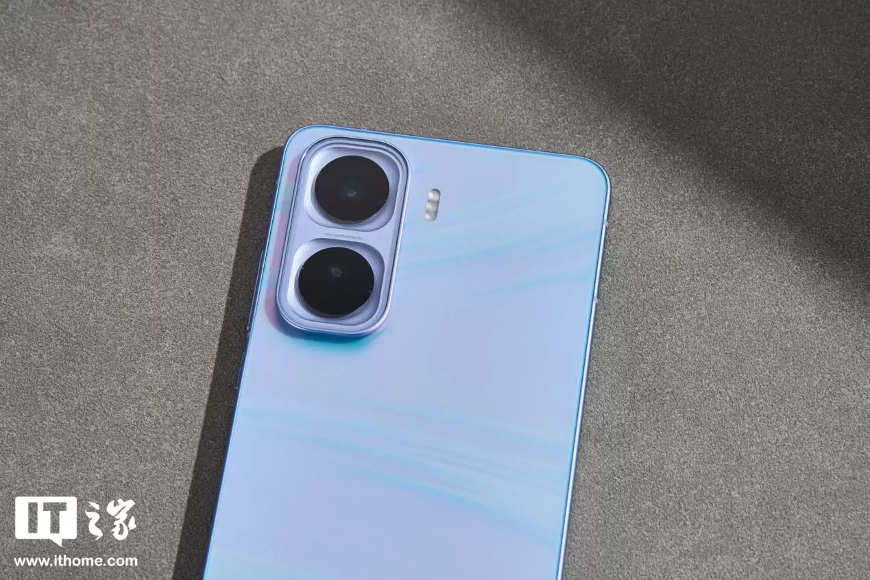 【IT之家开箱】iQOO Neo11“面对疾风”手机图赏：年轻玩家的电竞选优