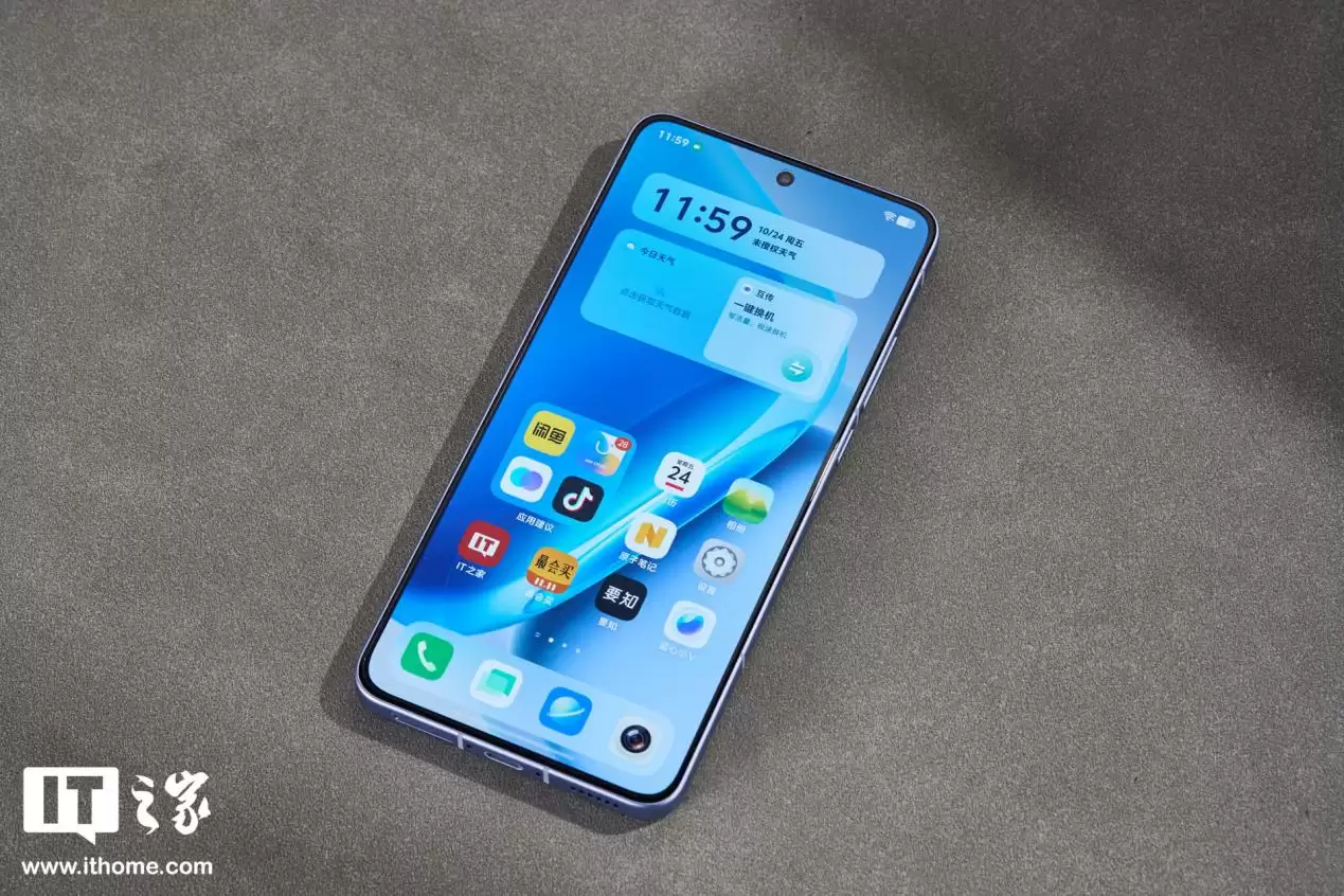 【IT之家开箱】iQOO Neo11“面对疾风”手机图赏：年轻玩家的电竞选优