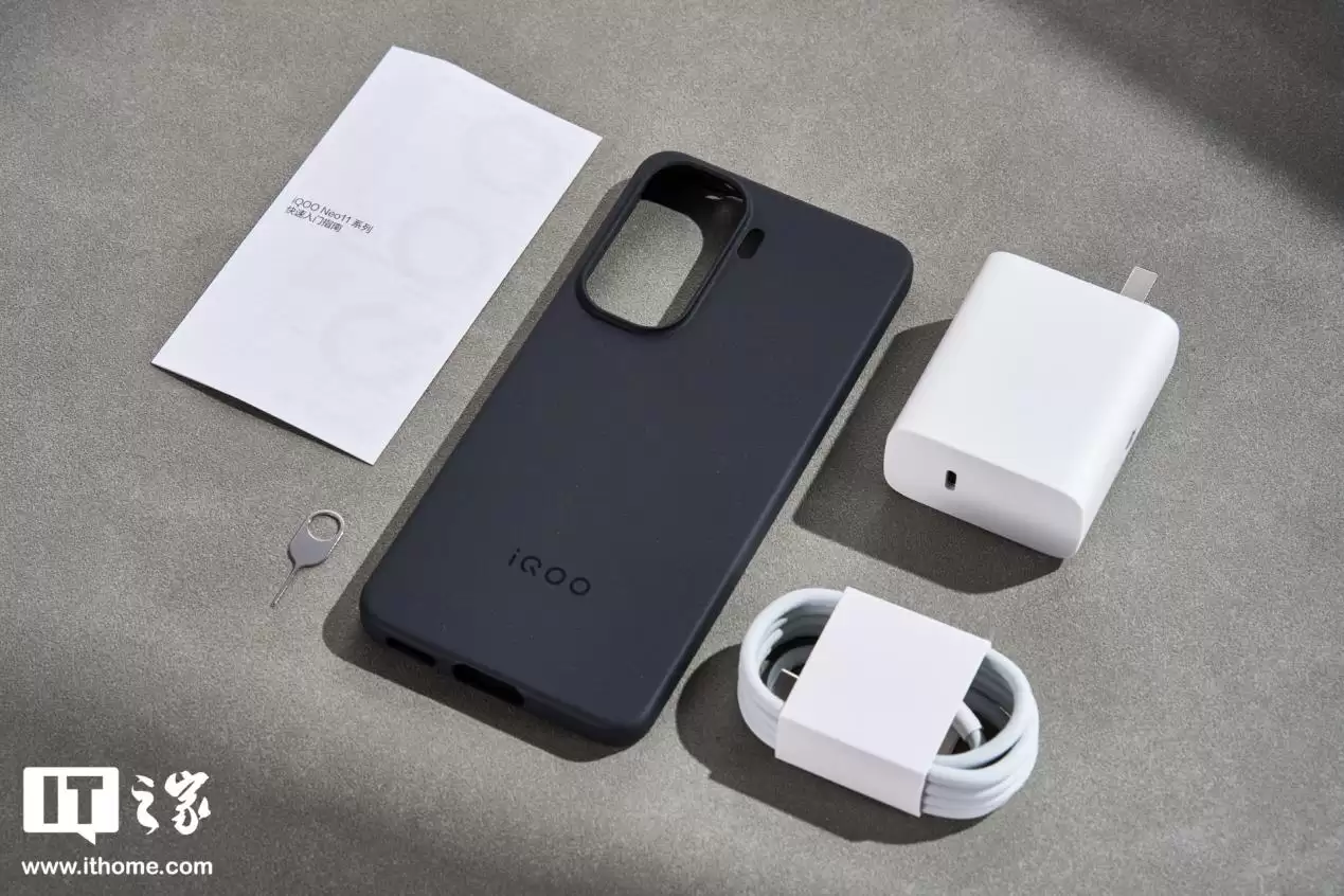 【IT之家开箱】iQOO Neo11“面对疾风”手机图赏：年轻玩家的电竞选优