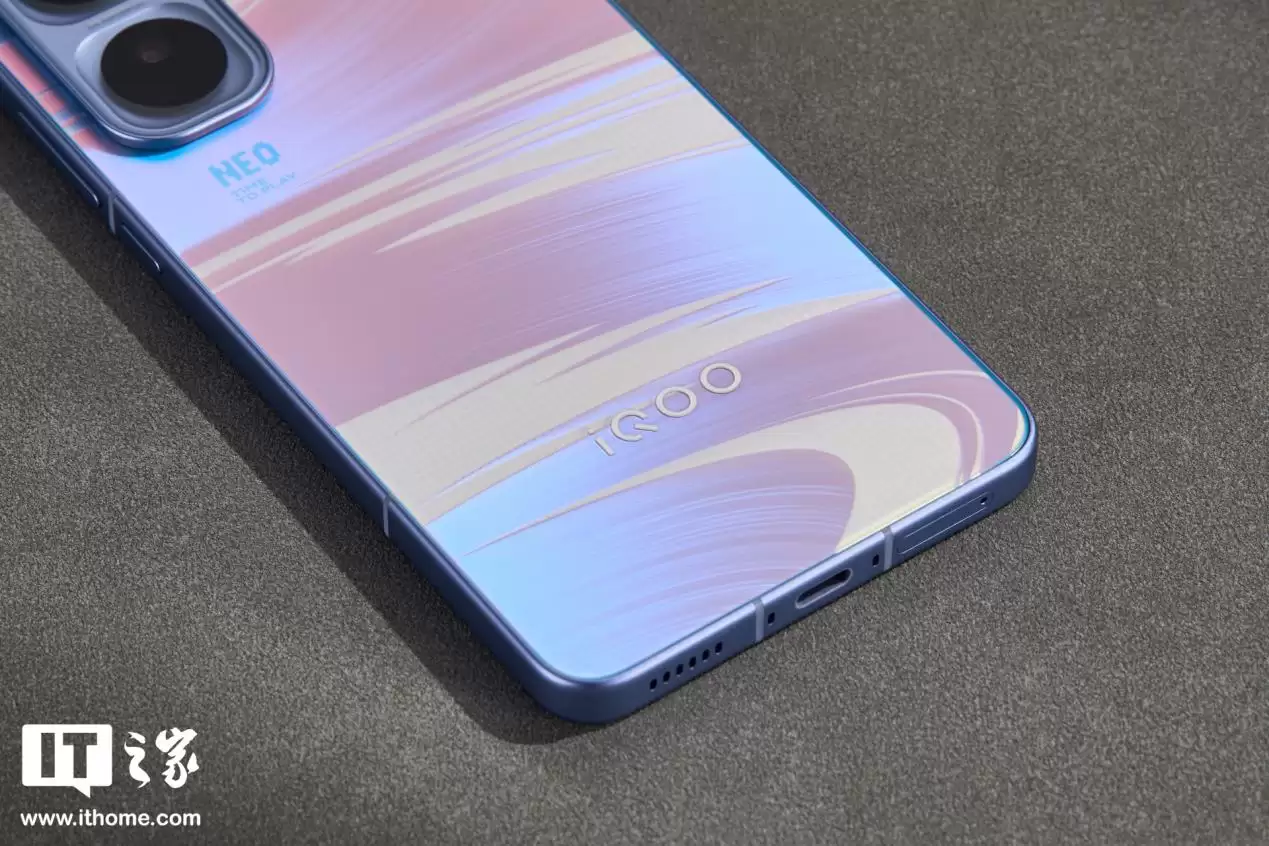 【IT之家开箱】iQOO Neo11“面对疾风”手机图赏：年轻玩家的电竞选优