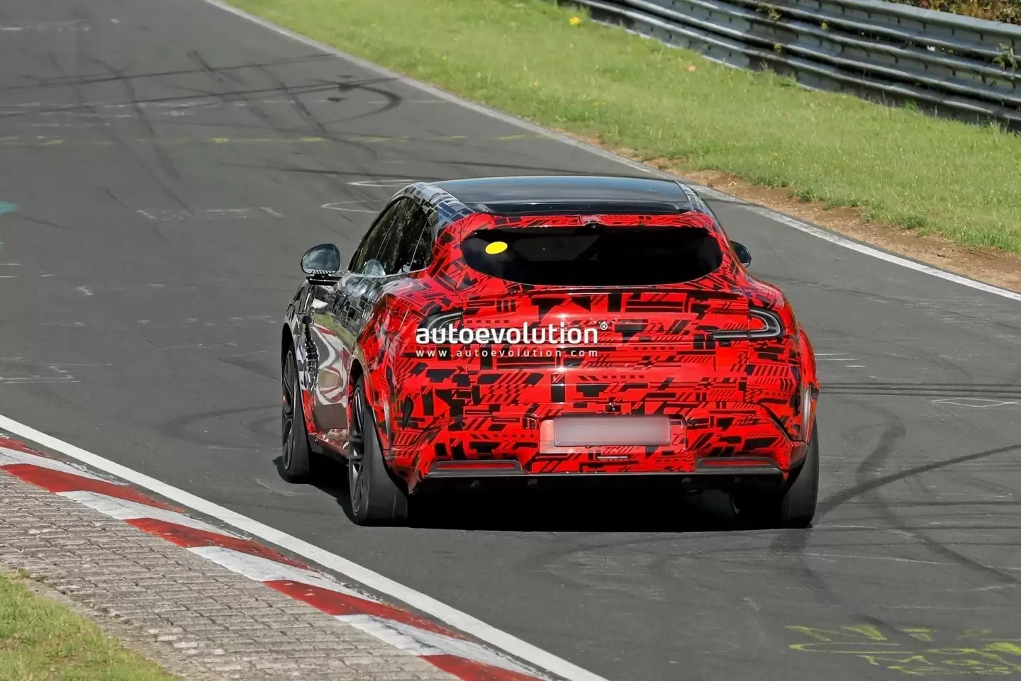 小米 YU7 GT 征战纽北:“SUV 猛兽”再曝,有望超 1500 马力成新一代“圈速收割机