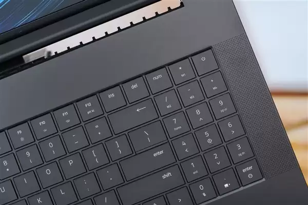 RTX 5090性能怪兽!雷蛇灵刃18+ 2025游戏本图赏