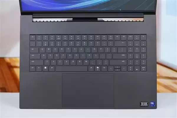 RTX 5090性能怪兽!雷蛇灵刃18+ 2025游戏本图赏