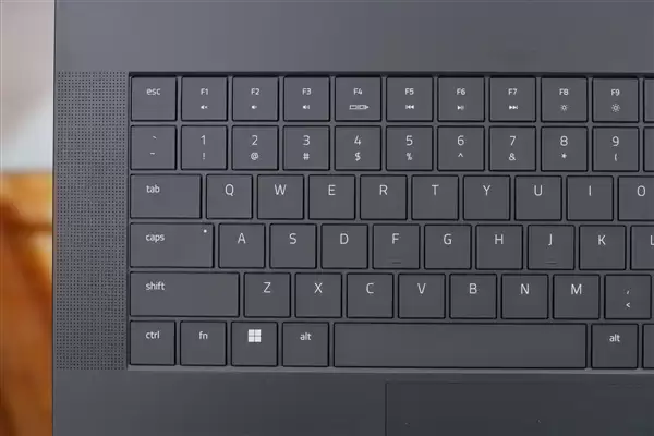 RTX 5090性能怪兽!雷蛇灵刃18+ 2025游戏本图赏