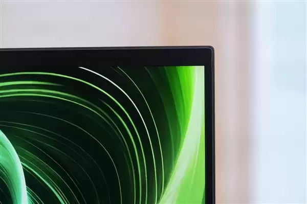 RTX 5090性能怪兽!雷蛇灵刃18+ 2025游戏本图赏