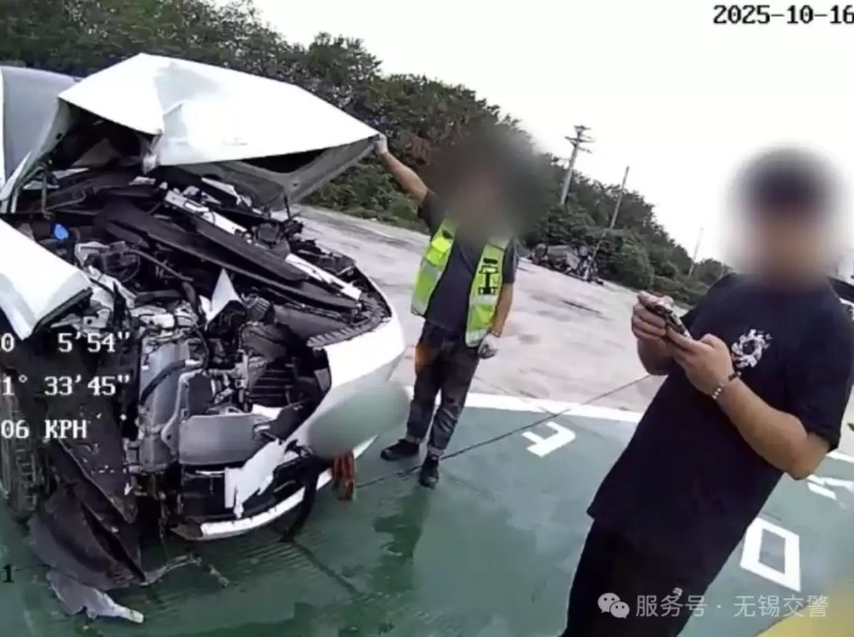 车主轻信辅助驾驶引发事故,汽车径直撞上高速施工路段护栏