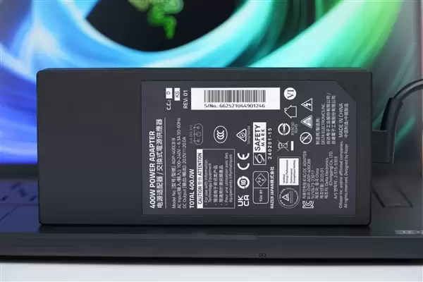 RTX 5090性能怪兽!雷蛇灵刃18+ 2025游戏本图赏