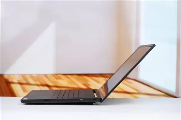 RTX 5090性能怪兽!雷蛇灵刃18+ 2025游戏本图赏