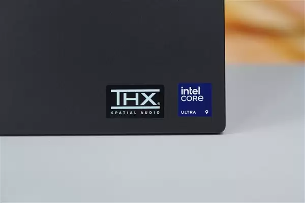 RTX 5090性能怪兽!雷蛇灵刃18+ 2025游戏本图赏