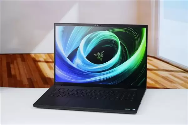 RTX 5090性能怪兽!雷蛇灵刃18+ 2025游戏本图赏