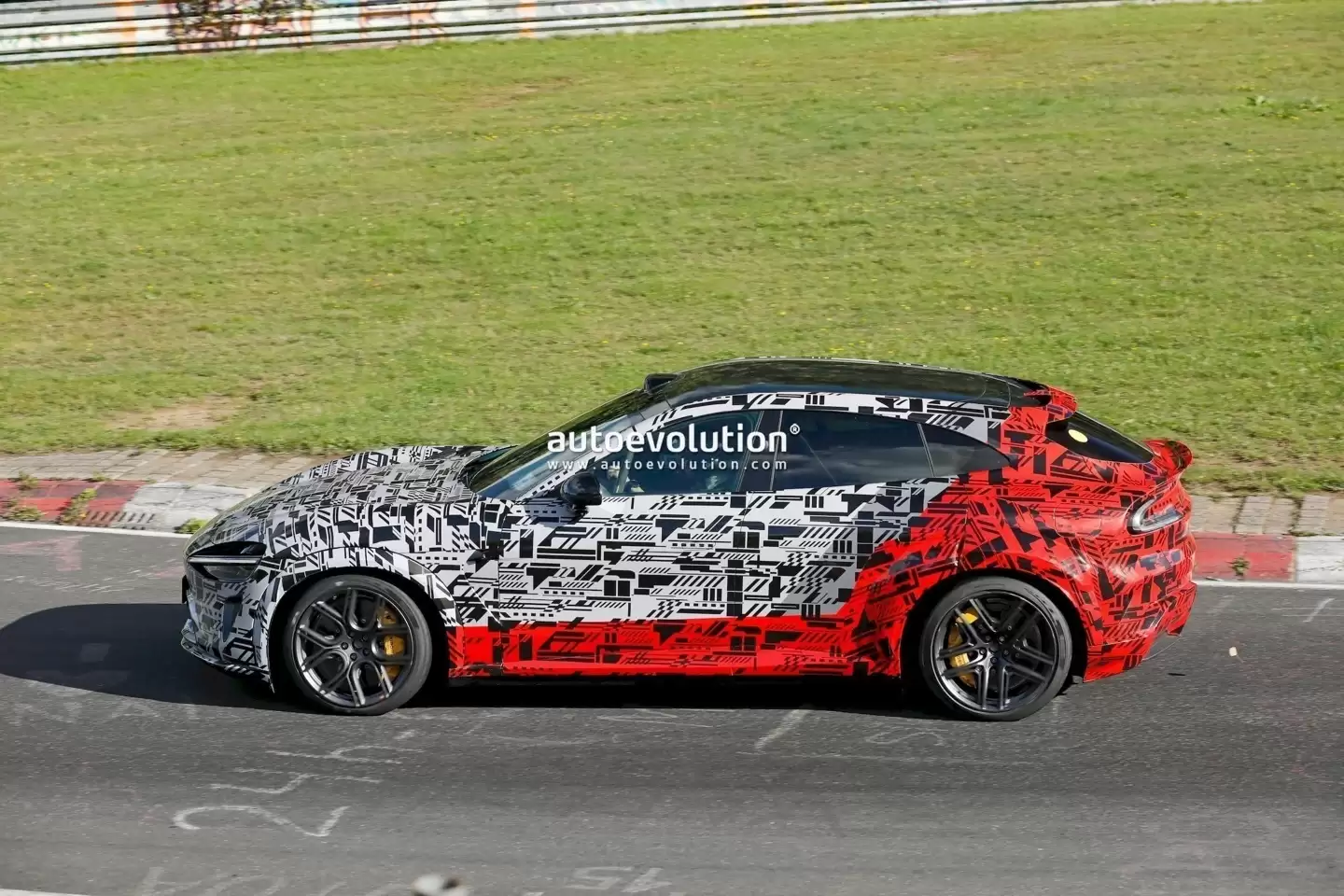 小米 YU7 GT 征战纽北:“SUV 猛兽”再曝,有望超 1500 马力成新一代“圈速收割机