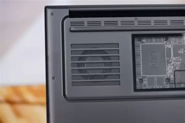 RTX 5090性能怪兽!雷蛇灵刃18+ 2025游戏本图赏