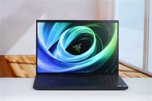 RTX 5090性能怪兽!雷蛇灵刃18+ 2025游戏本图赏