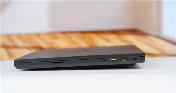 RTX 5090性能怪兽!雷蛇灵刃18+ 2025游戏本图赏