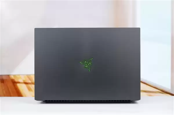 RTX 5090性能怪兽!雷蛇灵刃18+ 2025游戏本图赏