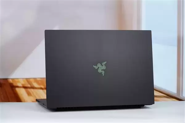 RTX 5090性能怪兽!雷蛇灵刃18+ 2025游戏本图赏