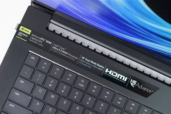 RTX 5090性能怪兽!雷蛇灵刃18+ 2025游戏本图赏