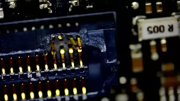 严重警告!RTX 5090 FE内部接口十分脆弱 坏了根本没法修