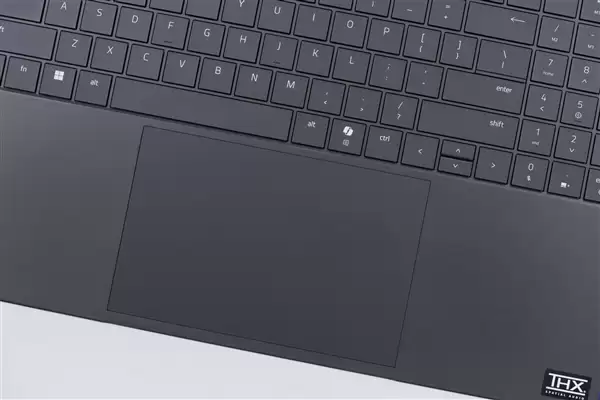 RTX 5090性能怪兽!雷蛇灵刃18+ 2025游戏本图赏