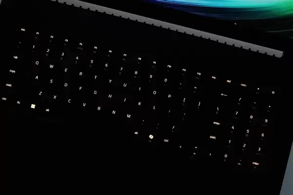 RTX 5090性能怪兽!雷蛇灵刃18+ 2025游戏本图赏