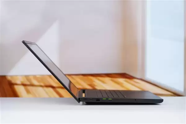 RTX 5090性能怪兽!雷蛇灵刃18+ 2025游戏本图赏