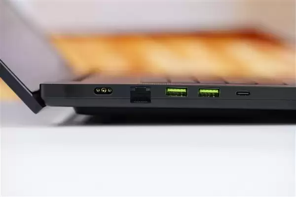 RTX 5090性能怪兽!雷蛇灵刃18+ 2025游戏本图赏