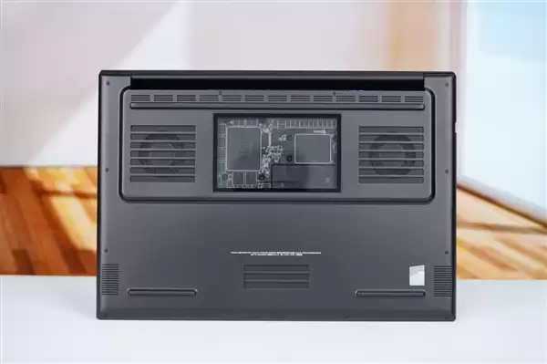 RTX 5090性能怪兽!雷蛇灵刃18+ 2025游戏本图赏