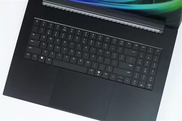 RTX 5090性能怪兽!雷蛇灵刃18+ 2025游戏本图赏