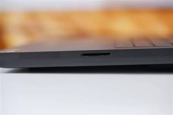 RTX 5090性能怪兽!雷蛇灵刃18+ 2025游戏本图赏