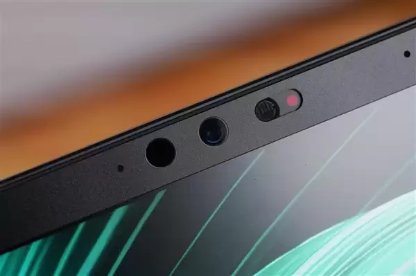 RTX 5090性能怪兽!雷蛇灵刃18+ 2025游戏本图赏