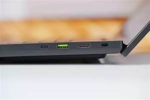 RTX 5090性能怪兽!雷蛇灵刃18+ 2025游戏本图赏