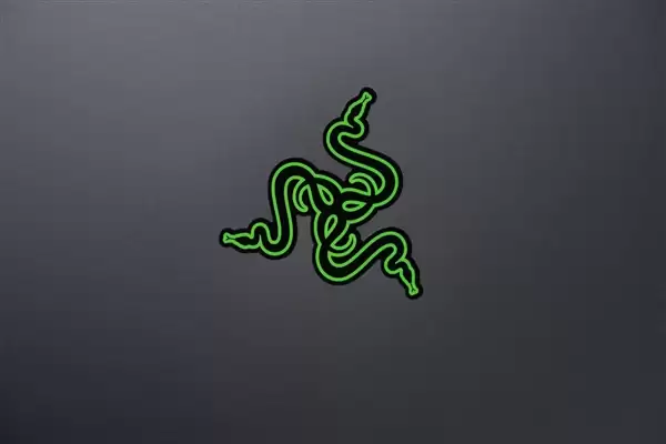 RTX 5090性能怪兽!雷蛇灵刃18+ 2025游戏本图赏