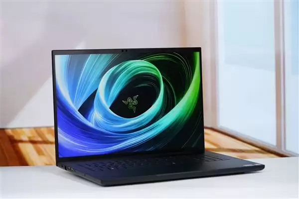 RTX 5090性能怪兽!雷蛇灵刃18+ 2025游戏本图赏