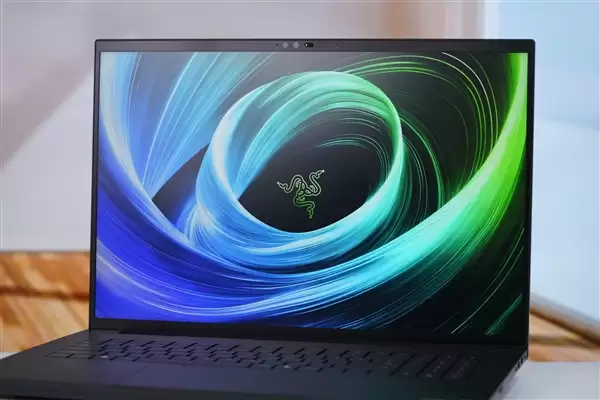 RTX 5090性能怪兽!雷蛇灵刃18+ 2025游戏本图赏