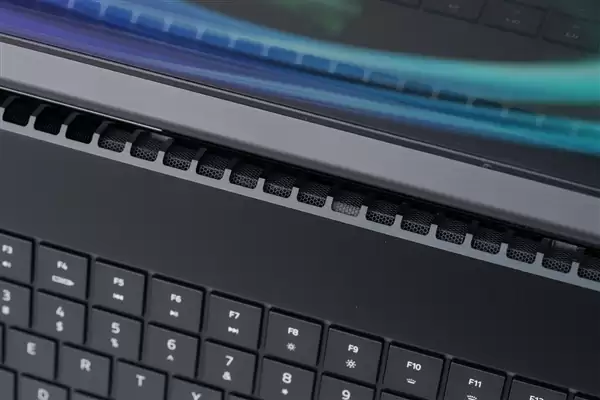 RTX 5090性能怪兽!雷蛇灵刃18+ 2025游戏本图赏