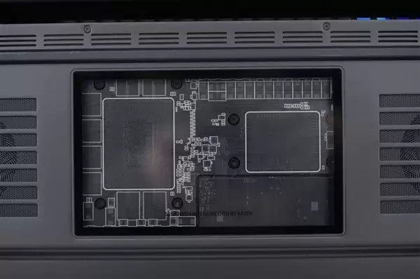 RTX 5090性能怪兽!雷蛇灵刃18+ 2025游戏本图赏