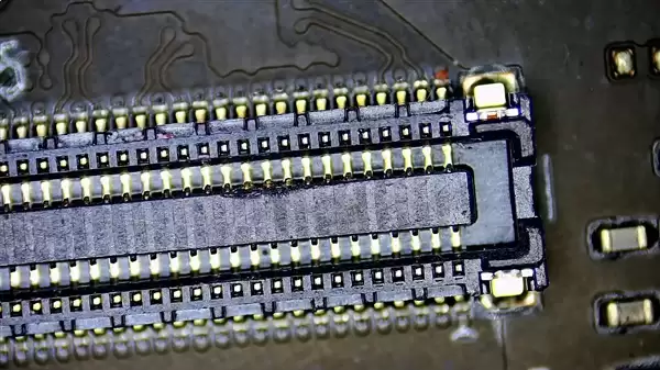 严重警告!RTX 5090 FE内部接口十分脆弱 坏了根本没法修