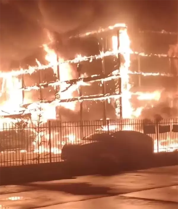 阜阳一长安启源4S店深夜突发大火 多重隐患致火势蔓延