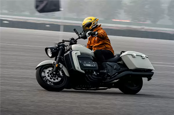 18.98万起、配水平对置8缸机！长城灵魂巡航摩托车S2000C上市