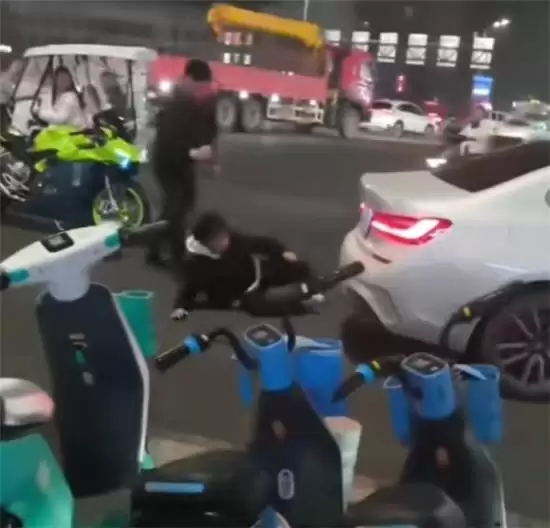 张雪机车力挺用户维权：宝马别车打人事件绝不私了