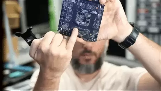 RTX 5090显卡被曝设计缺陷:连接器脆弱无法修复
