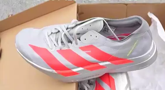1699元阿迪跑鞋刚买即脱胶 要求退货反被嘲讽:等着钱过年吗!