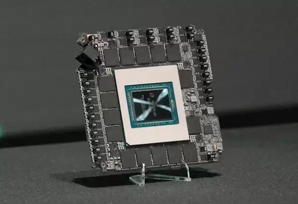 有人做了个RTX 5090公版PCB杯垫!还原度100%