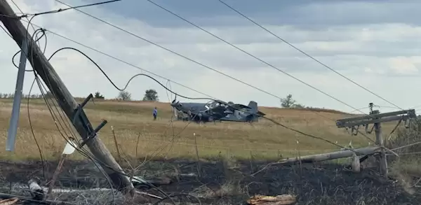 传美国一辆特斯拉用FSD避让坠毁飞机 司机辟谣：我手动操作的